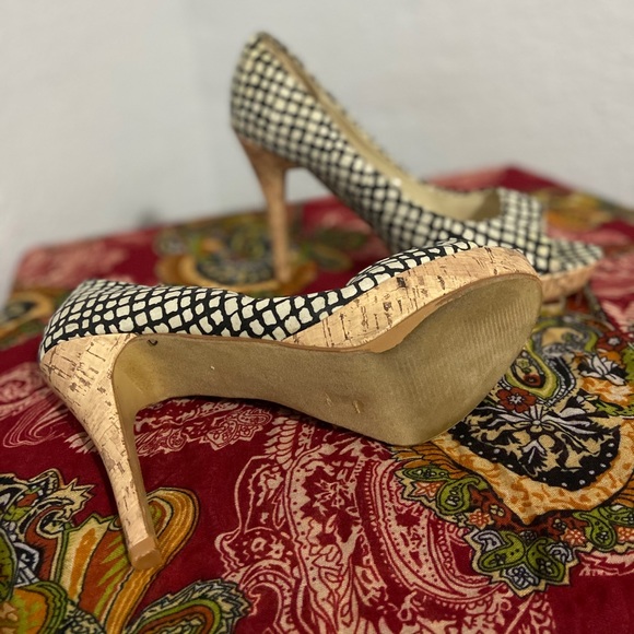 Black and White Pumps - Picture 2 of 4